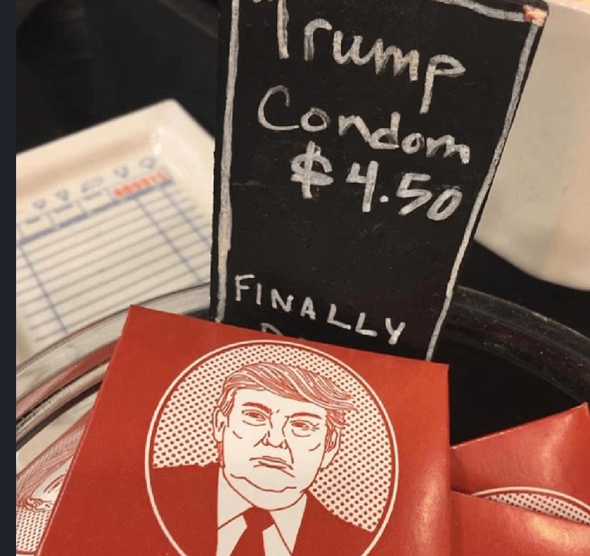 看到“书桌”，便想起爱泼斯坦书桌那张诡异照片。据说照片里疑似有年轻女子昏睡在沙发