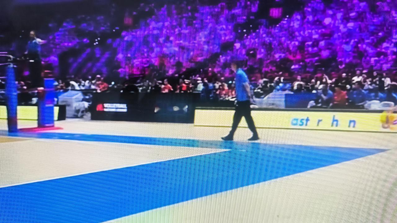 今晚中国女排1：3负于多米尼加，主教练赵勇用人失误，副攻位置用了陈厚羽，他在场上