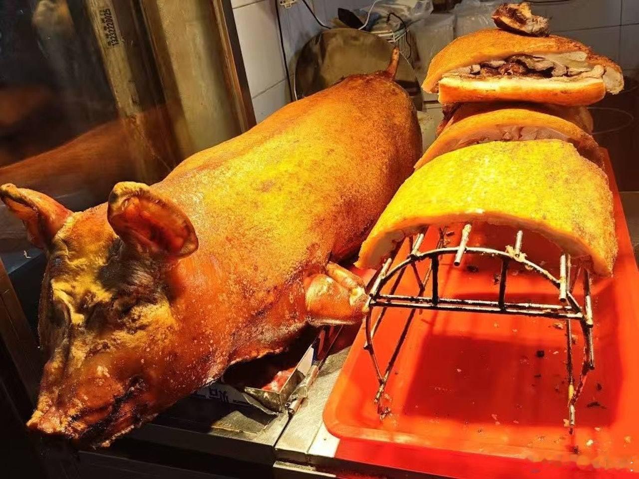 港人称内地烤猪为｢合成猪｣，评论区指贵过成猪近日，有港人在Facebook在「全