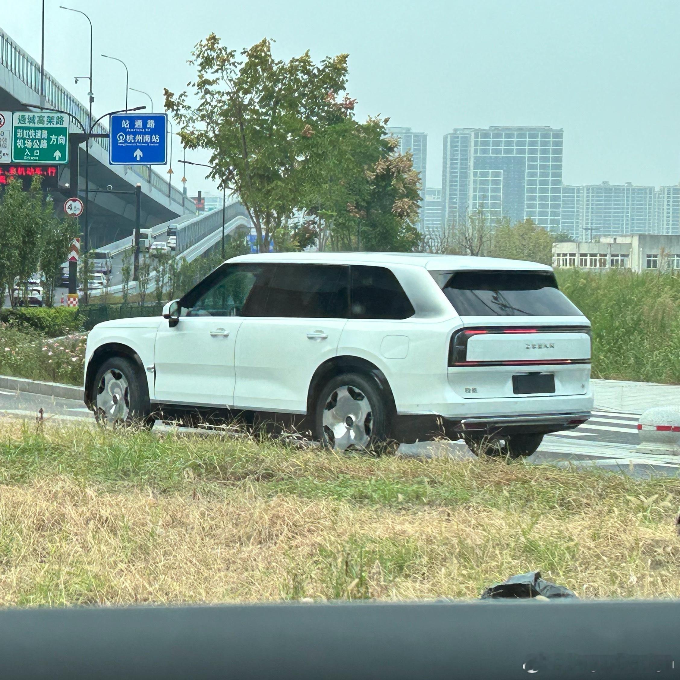 哎呦！9X这么快就有人开上了还是白色的，挺霸气[666]​​​