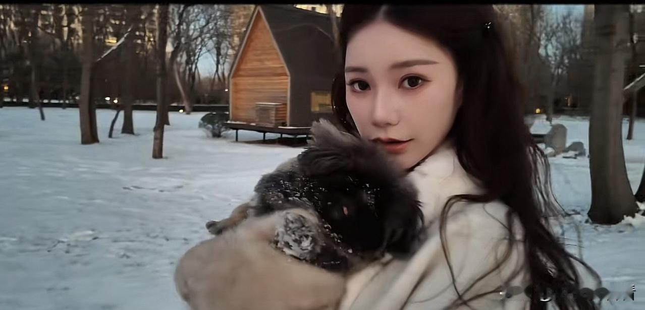 北京下雪，马筱梅跟她的菲宝出来拍外景，穿的很单薄，如今北京也有零下好几度了，做为