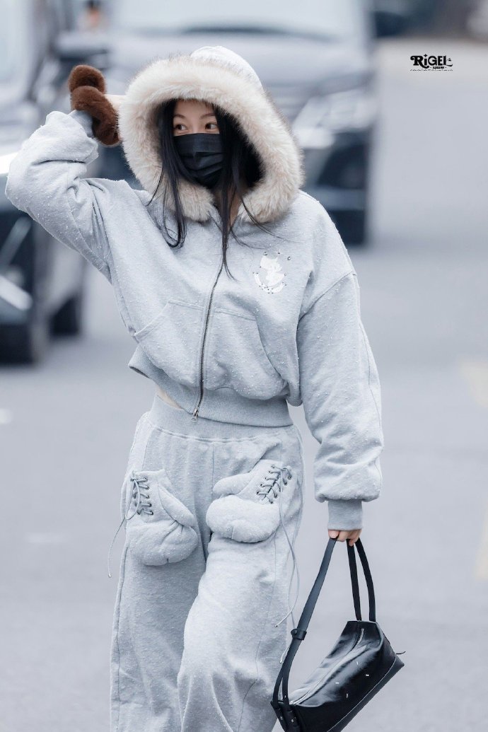 虞书欣手套抽绳口袋虞书欣日式松弛感通勤穿搭虞书欣日式松弛感通勤穿搭，虞书欣手