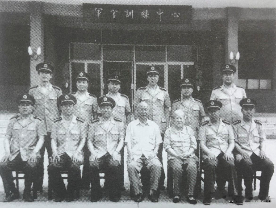 【开国功臣图片故事169】1998年，开国少将裴周玉重返老部队-原69军207
