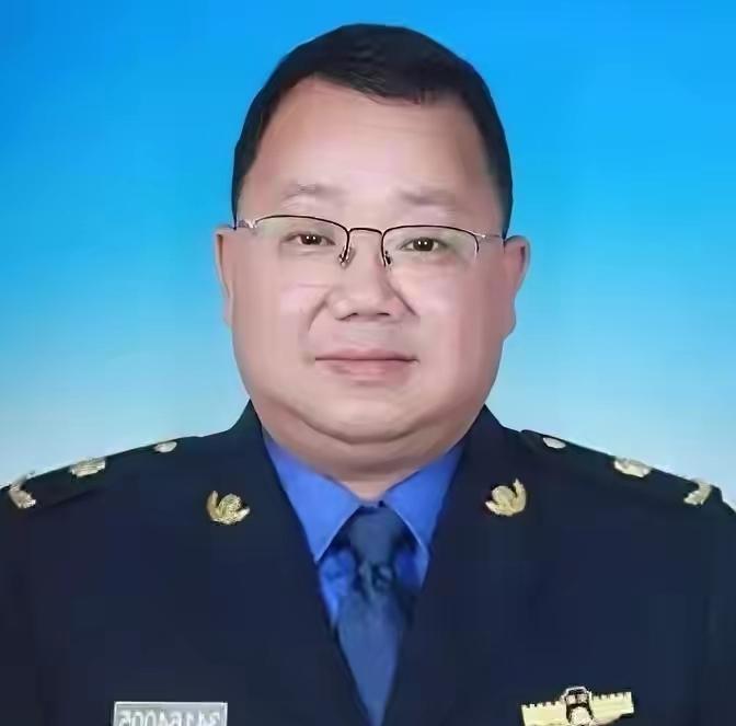 全网破防！副镇长跑网约车赚4块钱被免职，10年后结局太治愈：最干净的干部，终被岁