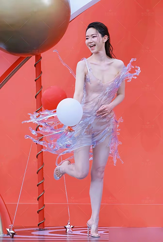 戚薇把自己卖了，但没完全卖。​她把脸租给AI演短剧，叫什么“韩清夏”，本人不出镜，躺着收钱。但合同里