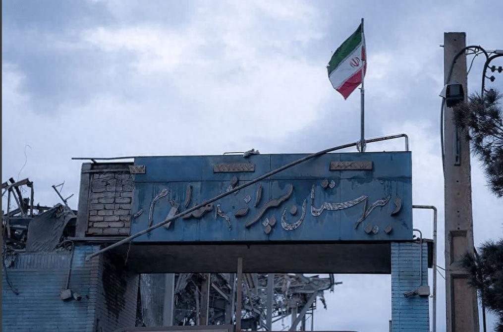 中东那边打得正凶，阿联酋却突然宣布，坚持要给美国投1.4万亿美元。折合人民币，那