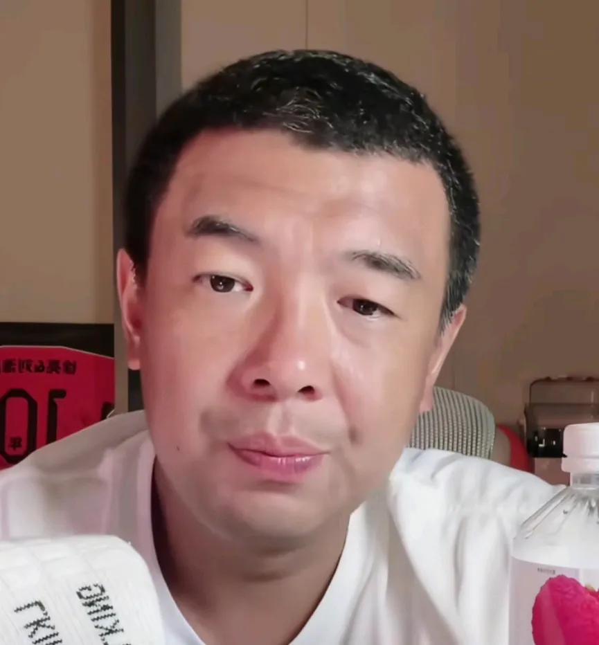 前国脚徐亮表示，上海海港的换人说难听点就是耍赖。徐亮在直播时向球迷表达了他对上