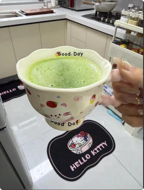 我家儿媳妇有个天天不落的习惯，饭菜刚端上桌，我筷子还没动呢，儿媳妇就想起来了，说