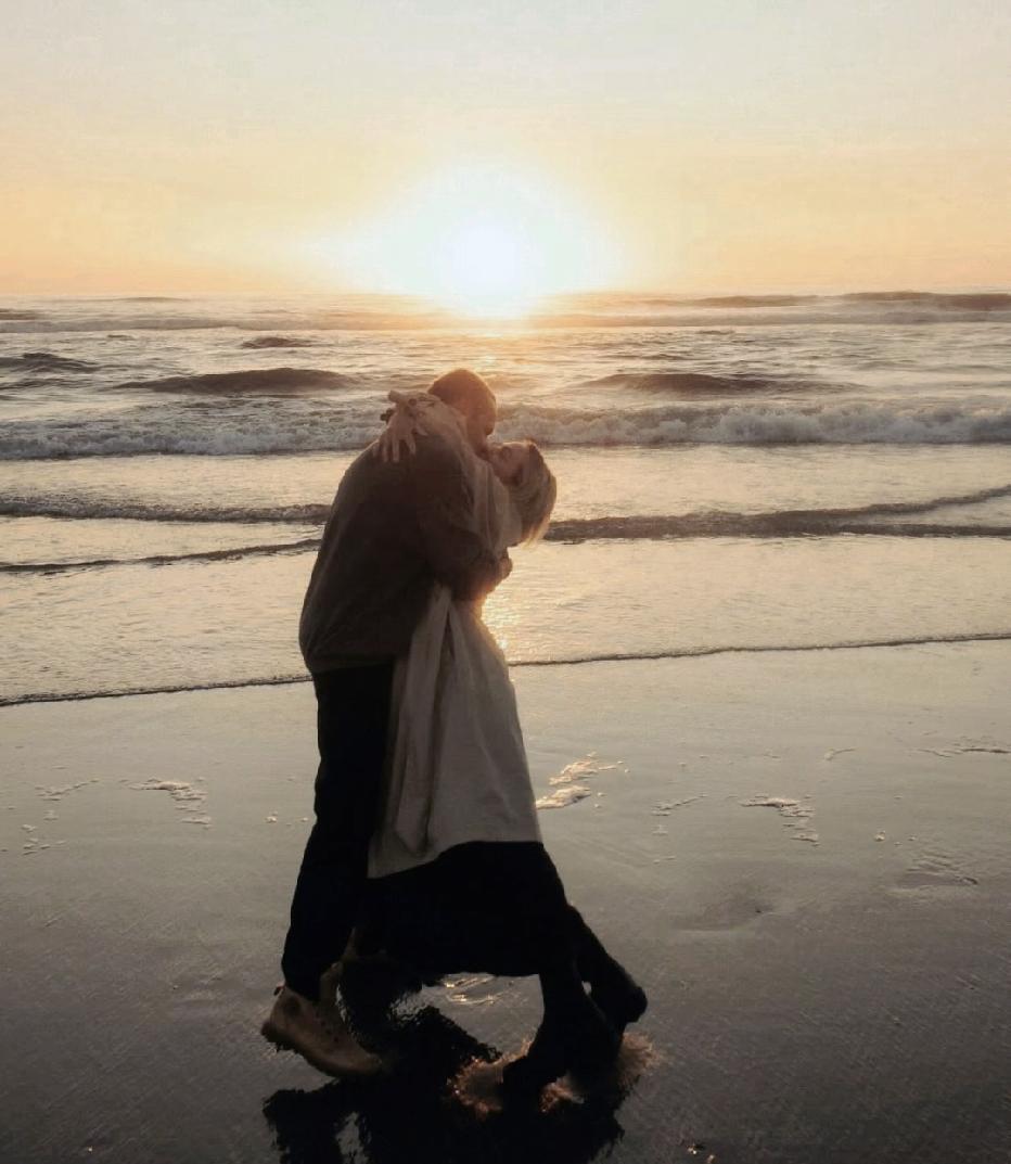 莫言说：“夫妻没有谁配不上谁，只有谁不珍惜。两块一包的盐能配上万元一桌的菜，但