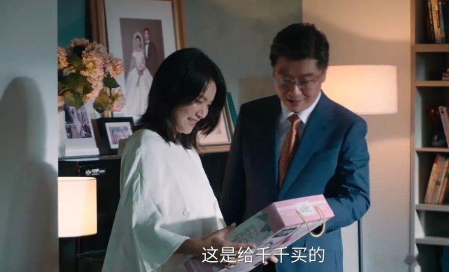看《利剑玫瑰》时，一直揪心芊芊是否如葵葵般被拐卖，好在她是合法领养。然而，她却成