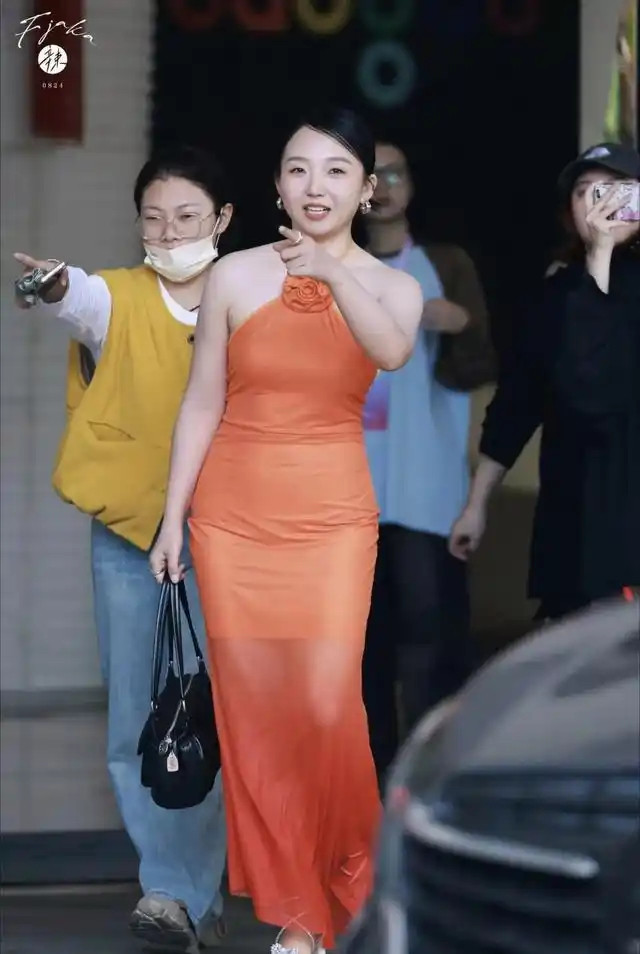 30岁辣目洋子暴瘦大变样！穿透视裙出门惊呆网友：以前哪敢这样穿