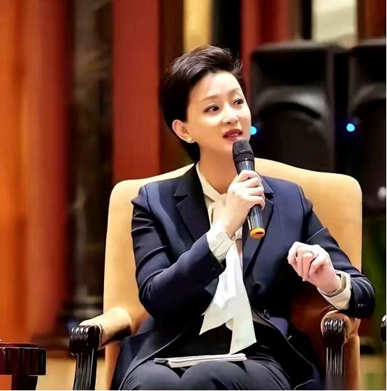 杨澜或许也没有想到，她的前夫张一兵竟是一个如此体面、低调的人，两人结束婚姻后，张