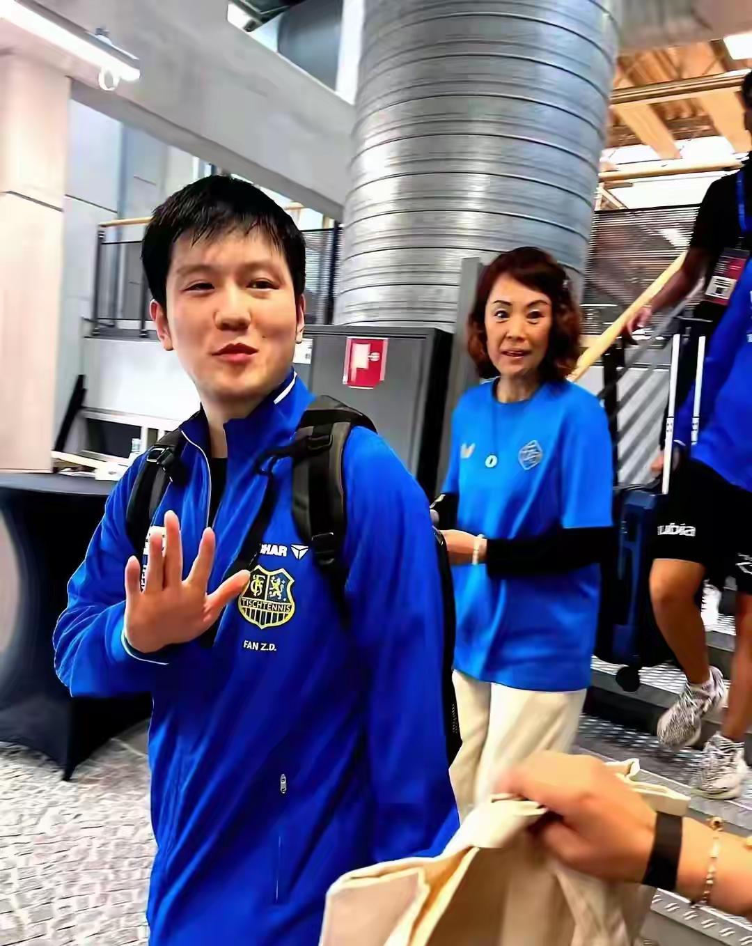 樊振东婉拒礼物：这就是赢得尊重的原因吧！德甲赛场出现这样一幕：走出赛场的樊