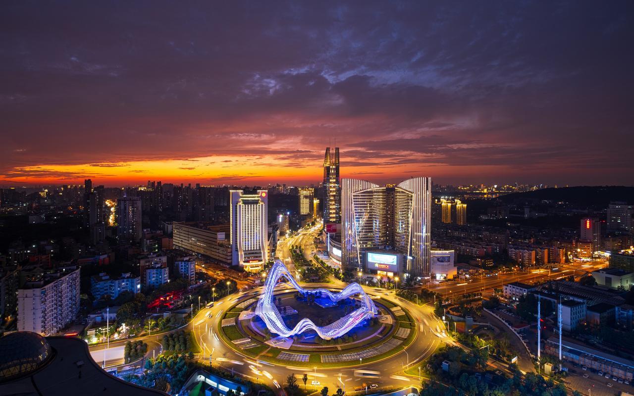 每一次回老家过年，都要经过武汉。我基本上每次都会在武汉停留一两天。我喜欢吃武汉热