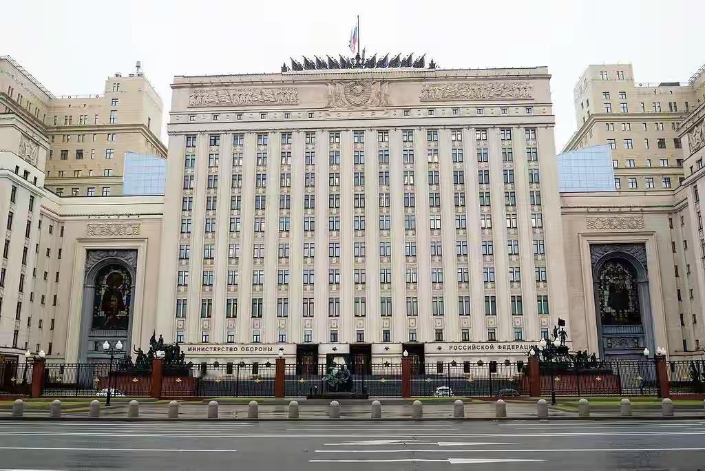 俄罗斯多地遭大规模无人机袭击。据中新社消息，莫斯科市长索比亚宁15日晚在社交