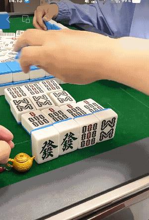 这个是一个人：自娱自乐的，别当真哦！有这么神的牌，可以一辈子不干活，天天打牌为生