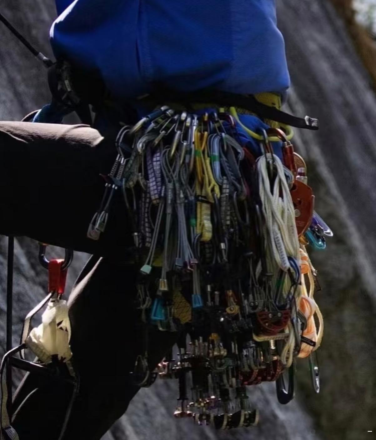 卧槽王一博真的腰缠万贯了啊啊啊啊完全就是装备控