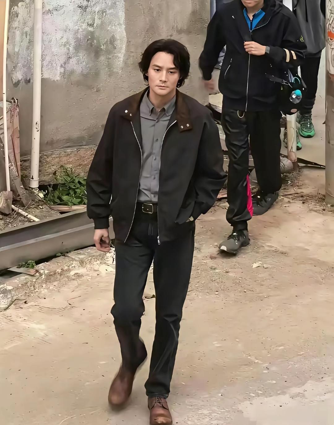 看到王凯的样子吓了一跳，这人怎么瘦得跟竹竿似的，跟以前电视里那个帅气的“靖王”简