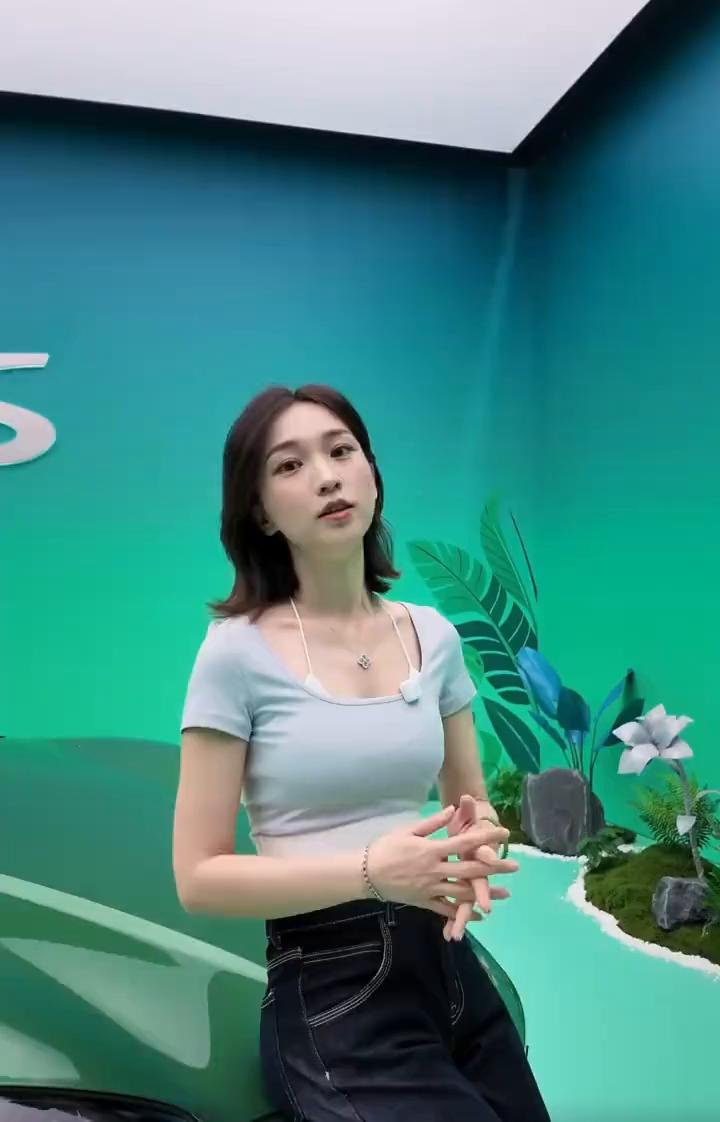 以往看方程豹的车都是些方盒子，今天来看它的第一款轿车方程S。虽然车型名字里没有豹