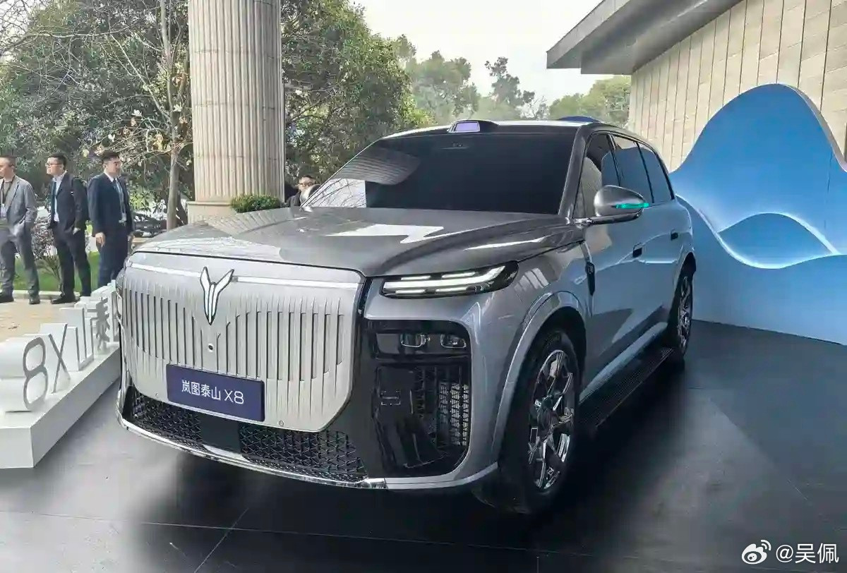 岚图泰山X8实车首次亮相，是台大五座SUV，看成是小号泰山也行，但也去到5200