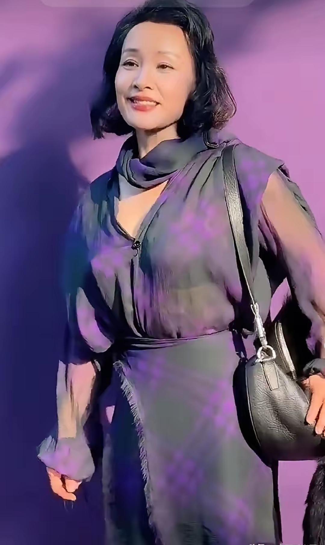 是不是一件很奇怪的事情。一个18岁就选择美国，并成为了真正美国人的女明星，为什么