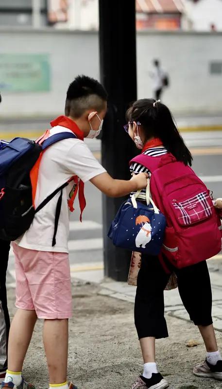 首批“20后”正式踏入小学校门，一年级家长群体的年龄跨度已接近30年，不同代际的