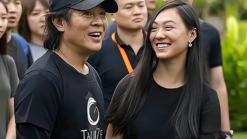 李连杰这是在教女儿练太极，父女俩长的太像了。尤其一笑那个神态。