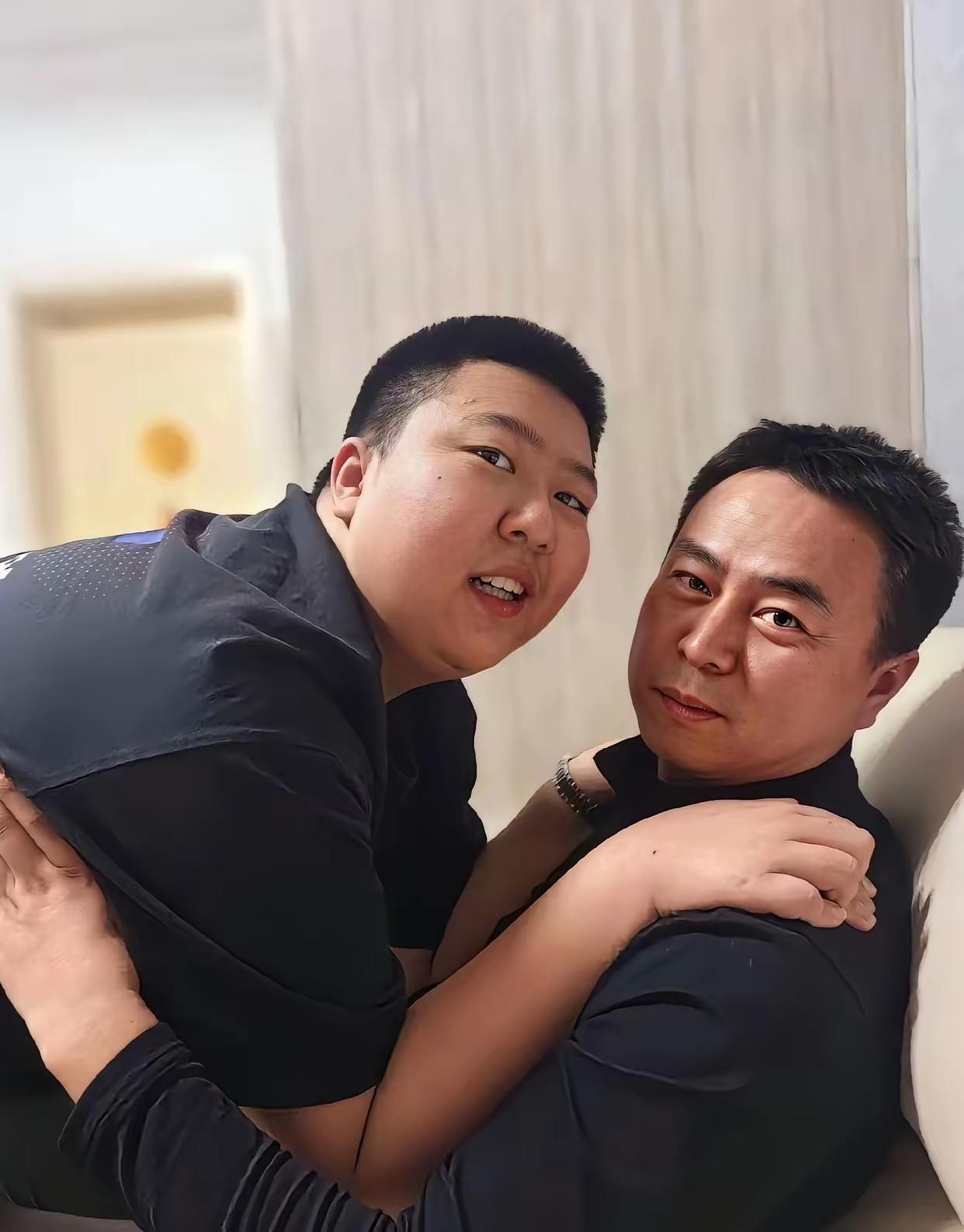 不好意思第一眼看成东北雨姐跟老蒯了[捂脸哭]这娃长太胖了要减肥呀