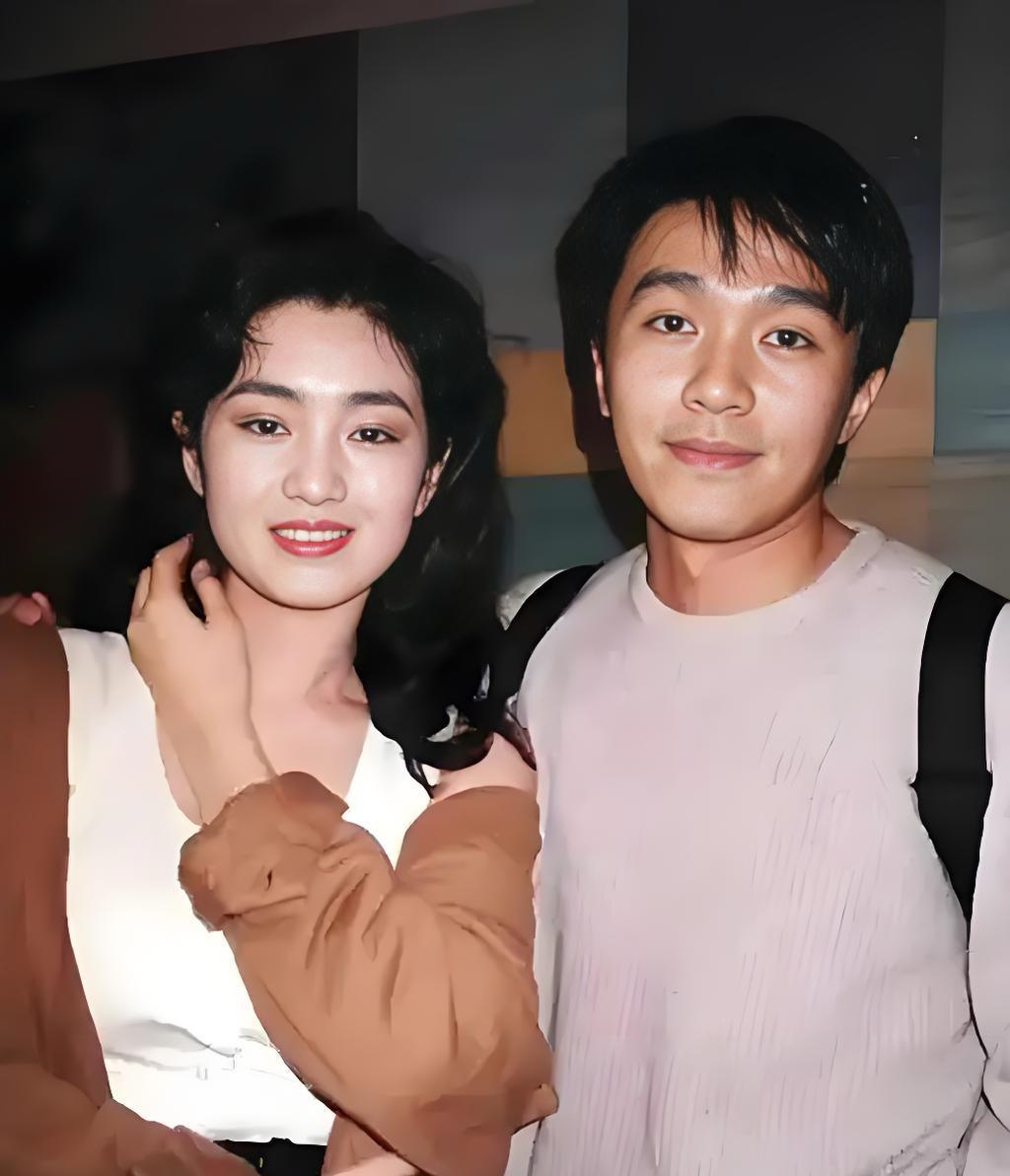 #老照片#感觉巩俐这张合影，风姿绰约，气质如兰，各位条友，你怎样看呢？
