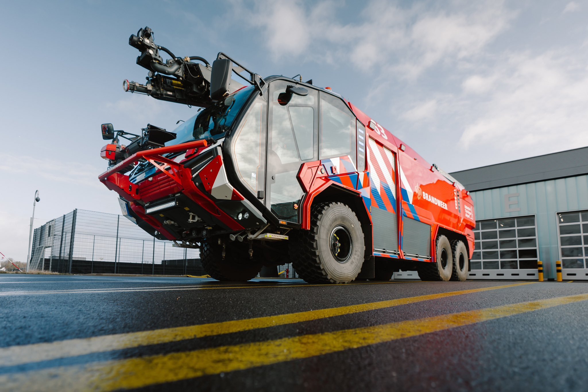 飞扬军事荷兰国防部将采购26辆新型卢森宝亚“美洲豹”消防车，其中23辆配属空军