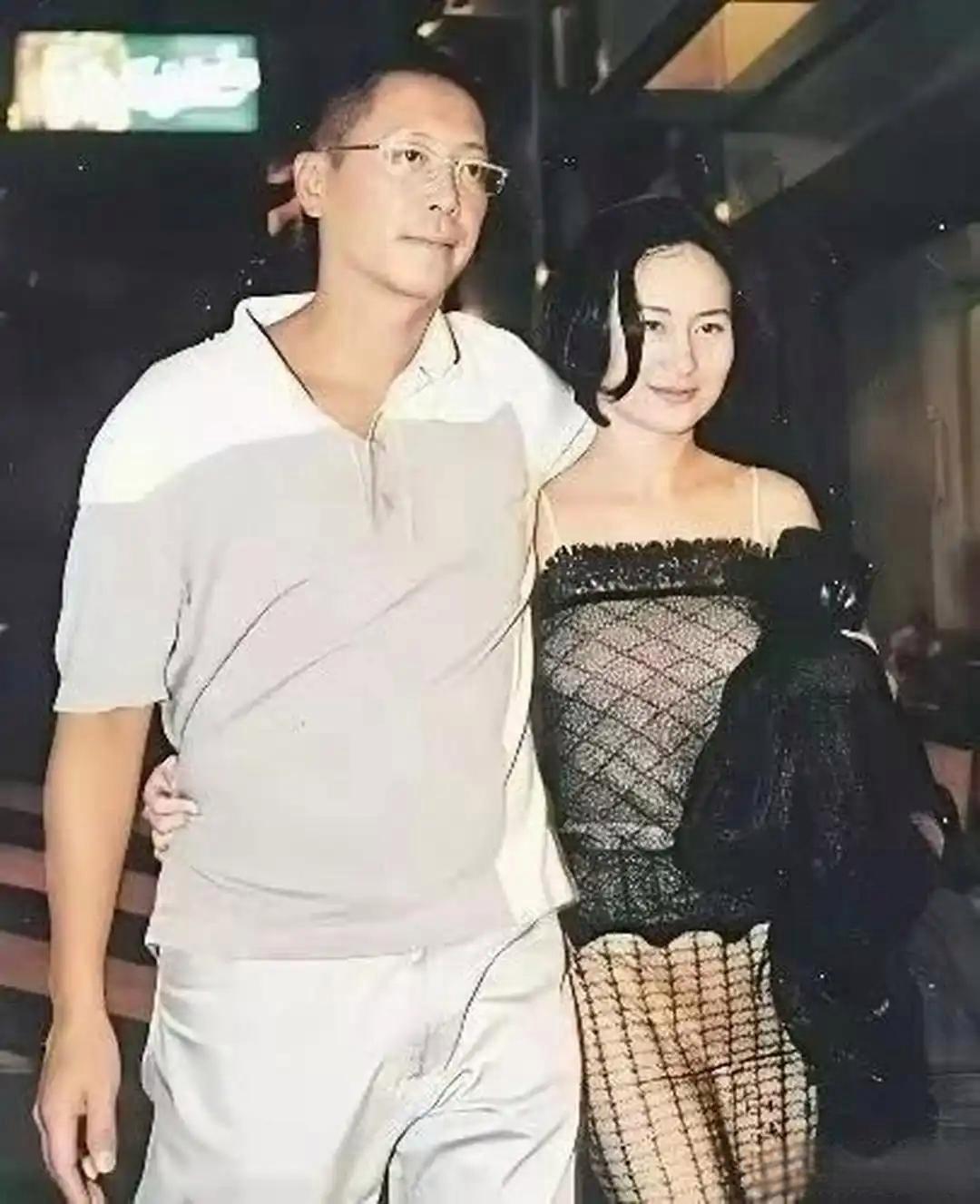 当年，许晋亨与何超琼结婚不久，一起逛夜市的画面。说真的，年轻时期的何超琼是真