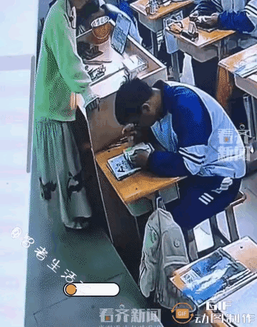 泪目！课堂之上，一位老师身体突然不适，强忍着坚持，而后撑着离开教室……​细心的