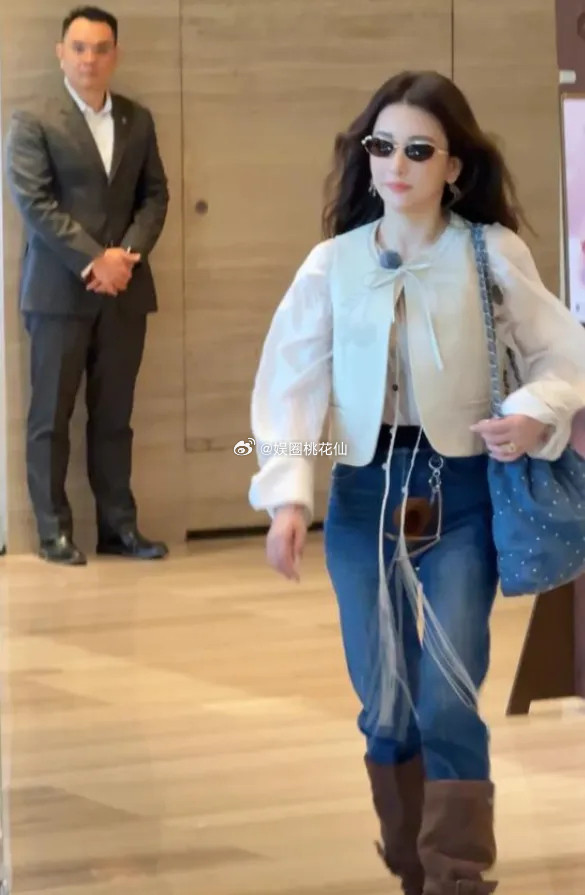 方媛出发录制综艺《桃花坞6》，这走路带风的样子像极了大牌女明星了，从一个小小的网