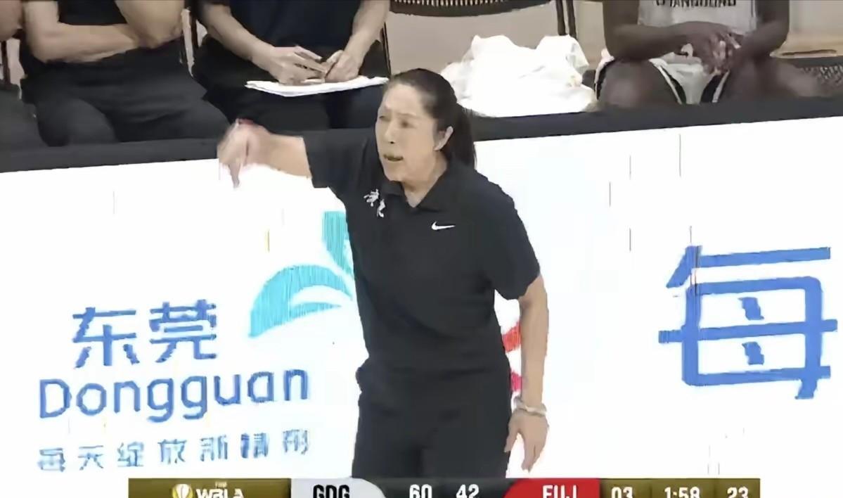 郑薇教练昨晚率广东东莞女篮以95：67战胜了日本富士通红浪队，夺得亚俱杯冠军。郑