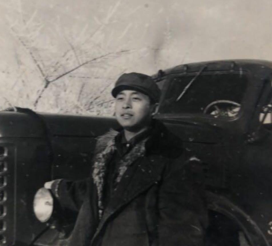 上世纪50年代，回国的志愿军炮兵连长刘光流落长春劳务市场，每天只能干些小工。没有