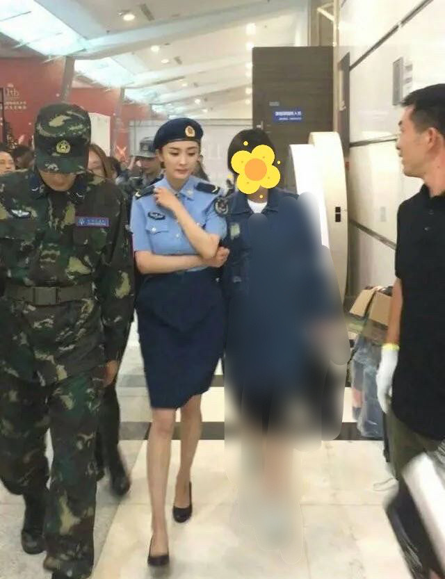 人群中靓丽的杨幂警官...