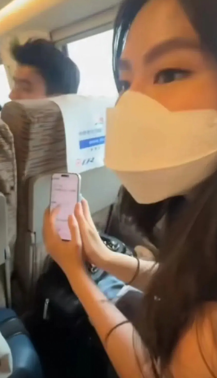 东南亚妹子坐高铁前往苏州游玩，因看不懂中文而误买了去往宿州的车票。她透过车窗赏风