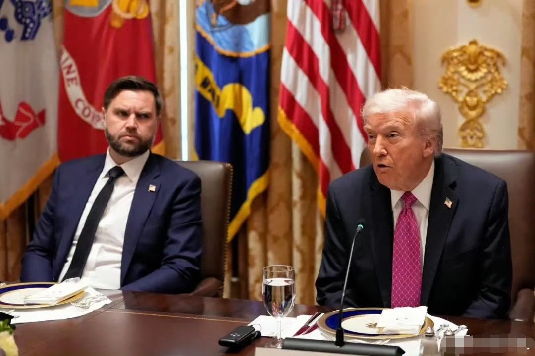 美国副总统万斯情商爆棚，给川总拍得舒服！在电视节目中严肃批评了大统领川普：80岁