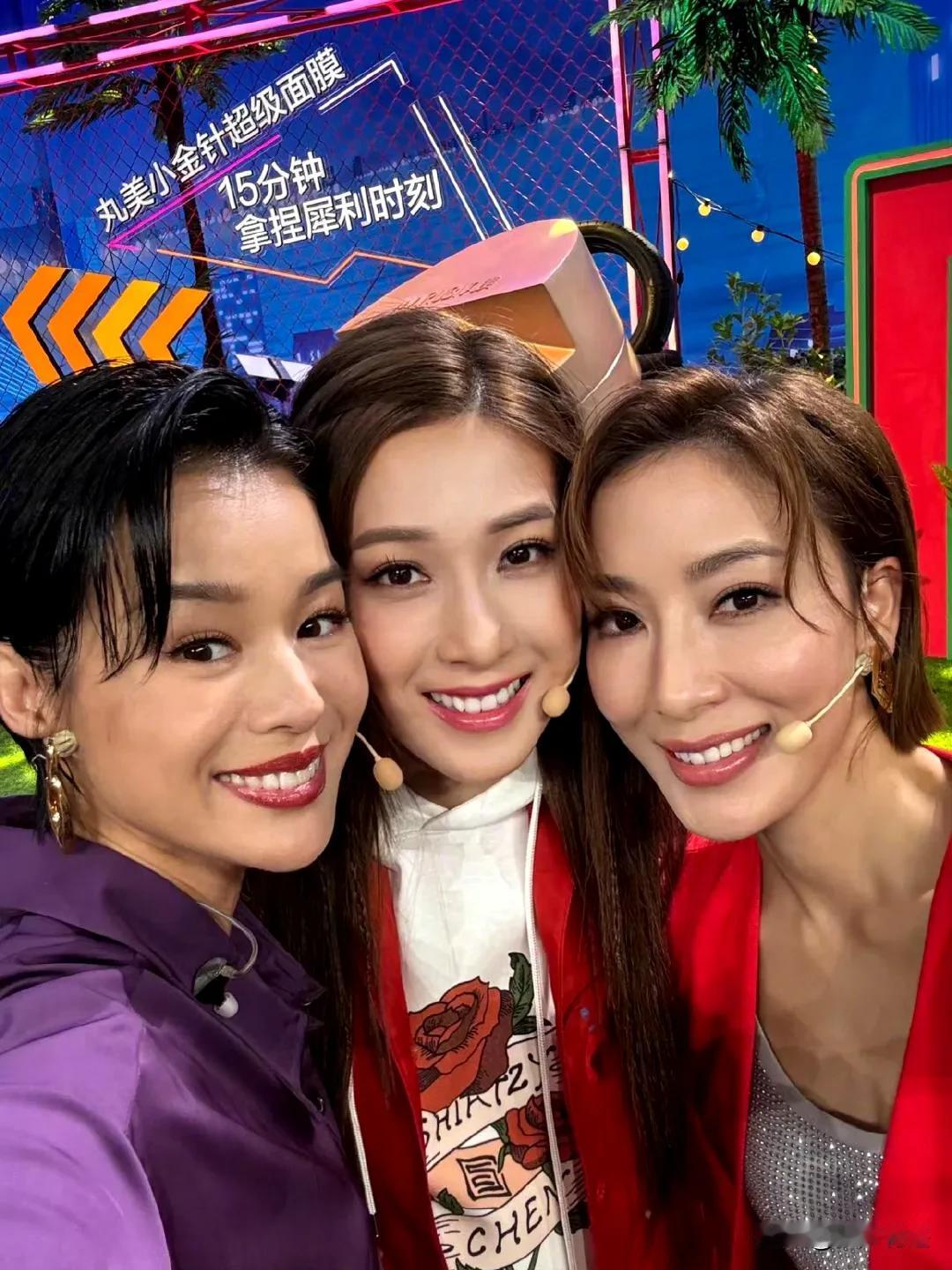 我发现香港明星和内地明星真的不同，拍照的方式都不同！这个从香港视后杨怡的相册里可