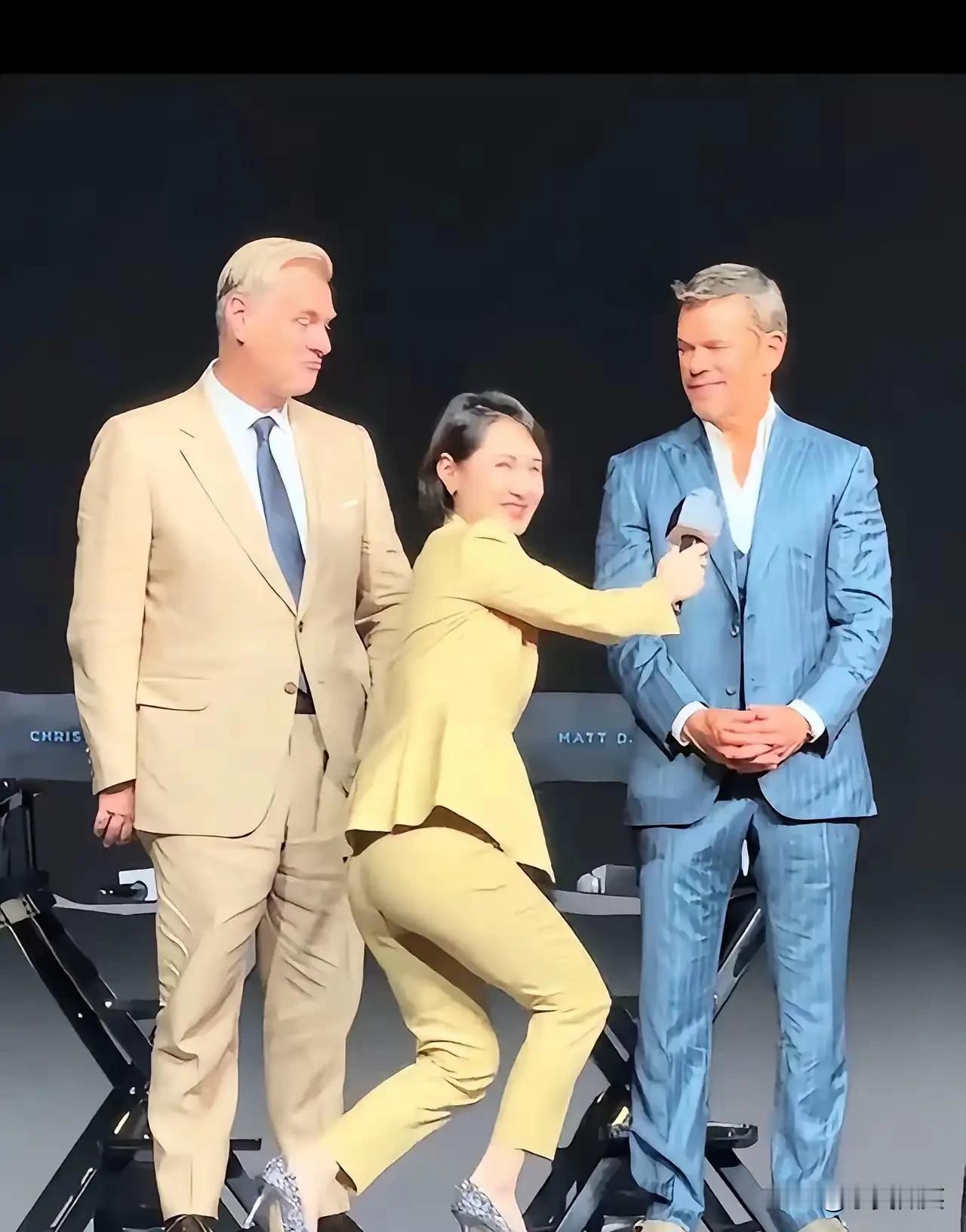 他们三人的眼神在向所有人诉说着一切。女主持人，眼神中透露着激动、兴奋，仿佛见到