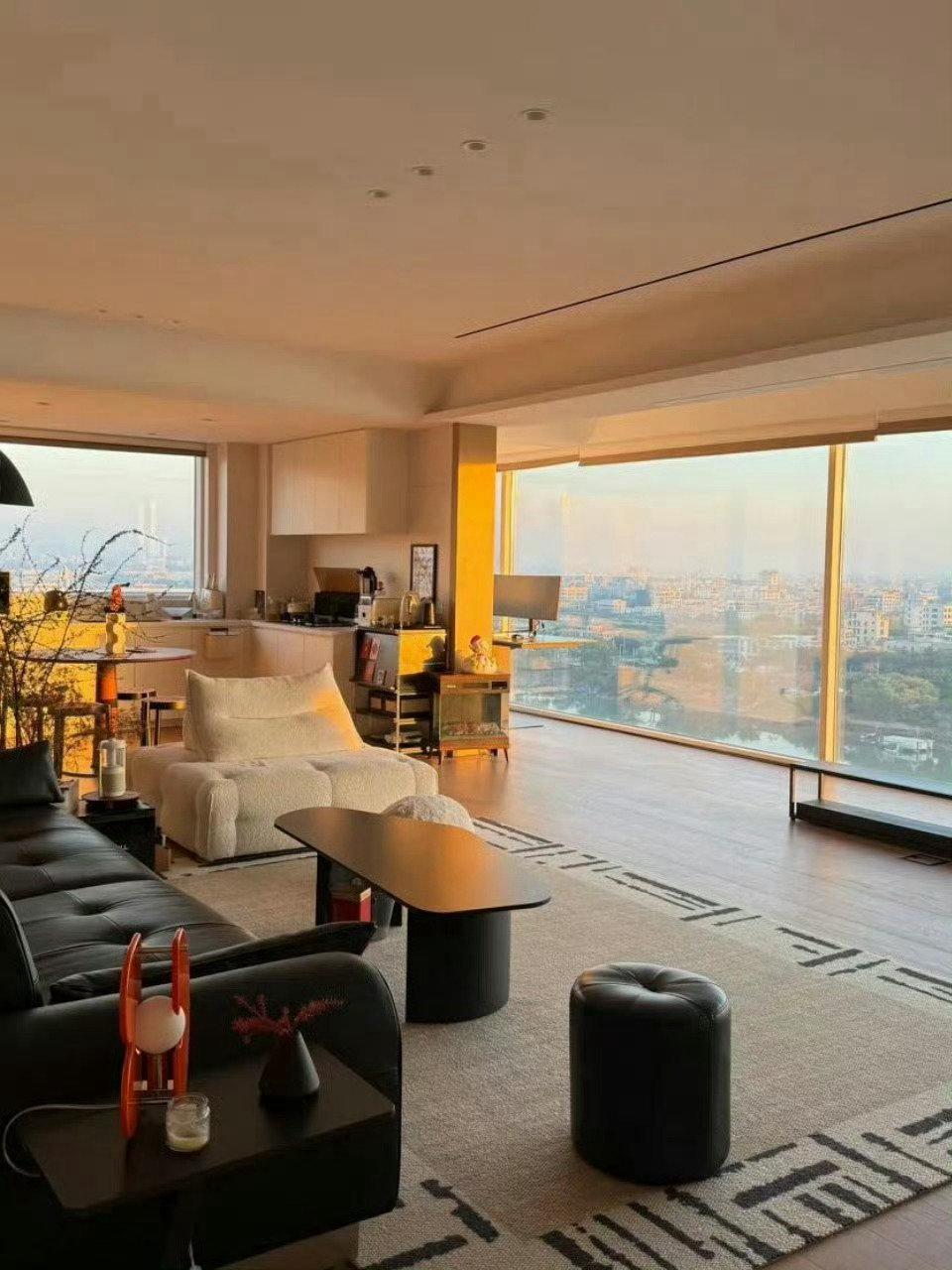 楼市里的多头比空头好玩太多。多头说不看人口收入等基本面，只要大家预期反转房价立