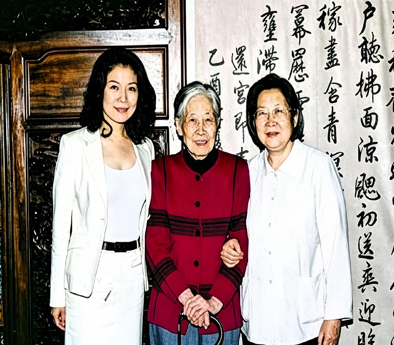 刷到一张老照片，04年拍的。李敏带着闺女孔东梅，去看了王光美。三个人站一块儿，看