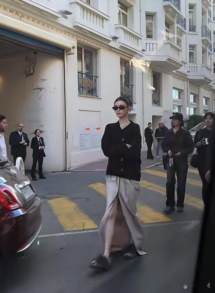 奚梦瑶为什么选择在法国举行婚礼？那是她梦开始的地方。即使穿双拖鞋，也能走出2