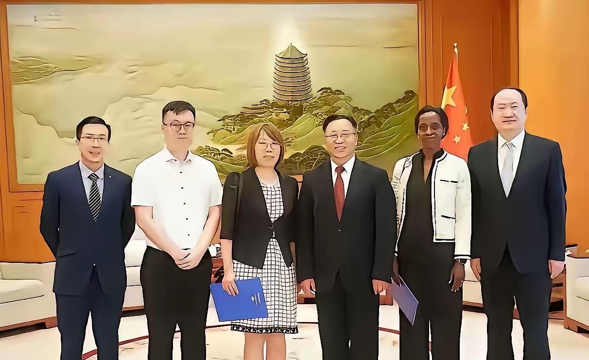 真够狠的。外交学院几千个学生，坐在礼堂里，听一个前外交官讲西方的《全球移民契约》
