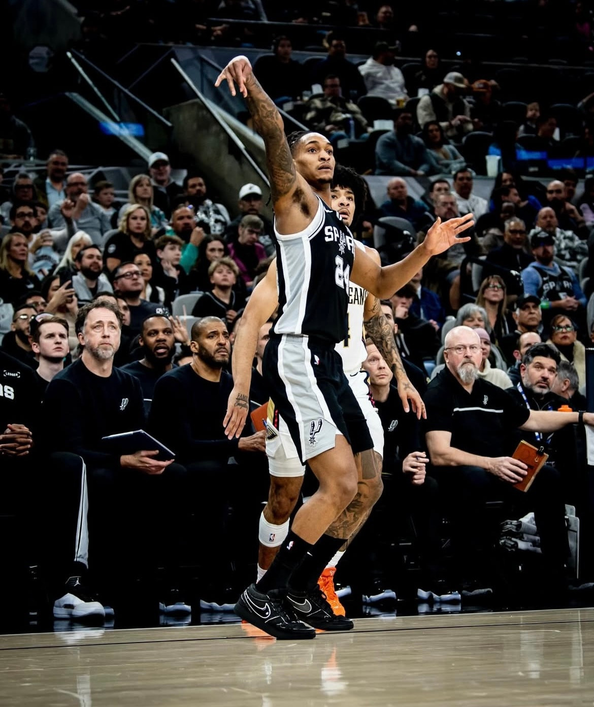 全场比赛结束！马刺主场95-104不敌鹈鹕马刺（32-15）：文班亚马￼16分1