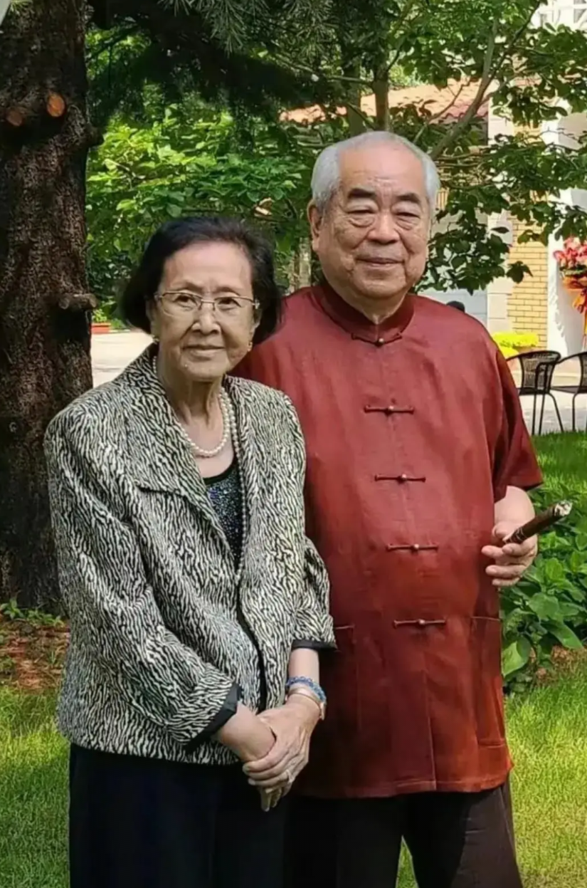 范曾当年去朋友须尊德家吃饭，一眼就看中了人家的妻子张桂云。那时候张桂云已经是三个