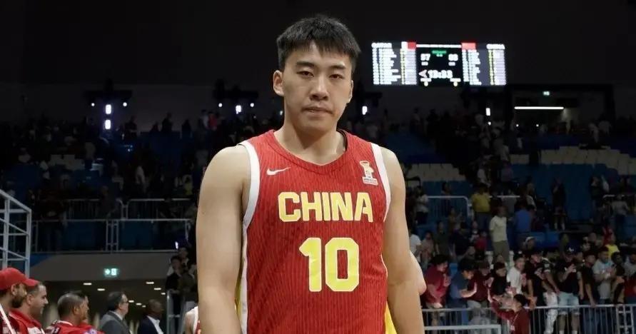 王少杰拿过CUBA三连冠，是选秀状元，进过全明星。到广东第一年，场均5.2分。生