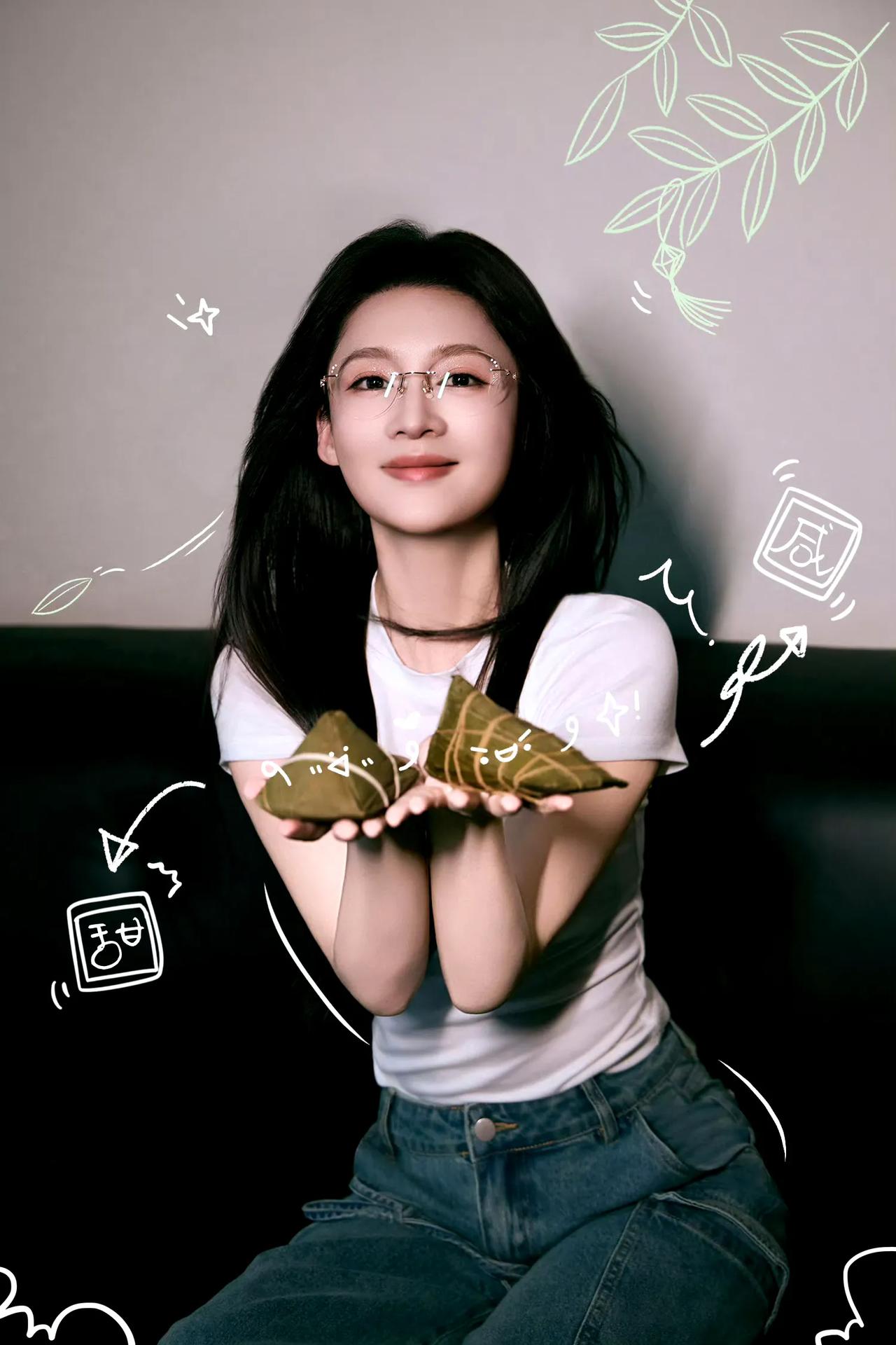 @李沁最新～祝大家生活美满·节日快乐[比心]