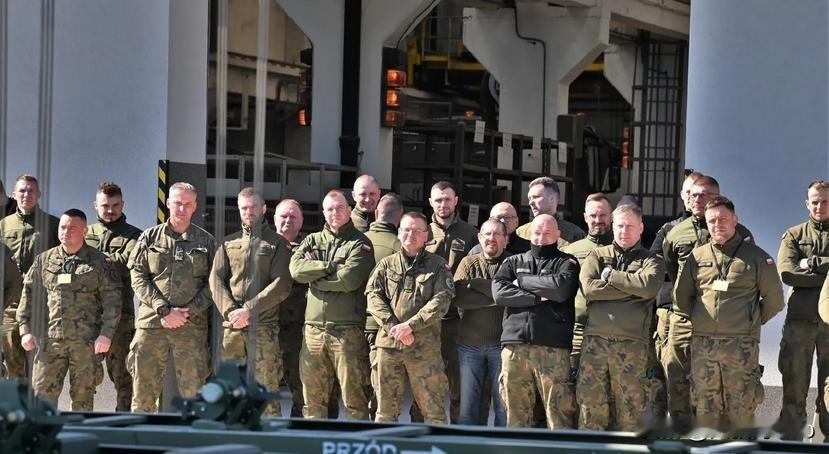 俄方炮弹升级，激光制导让打靶更准！老式火炮也能玩转精准打击各位老铁们，最近