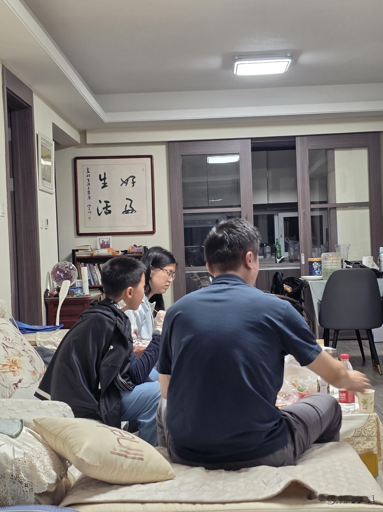 看着女儿一家开开心心吃东西，我更开心……昨天出去游玩，晚六点才到家。回家前一